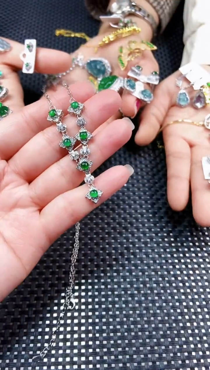 【闪购商品】翡翠颈饰未镶嵌111111111