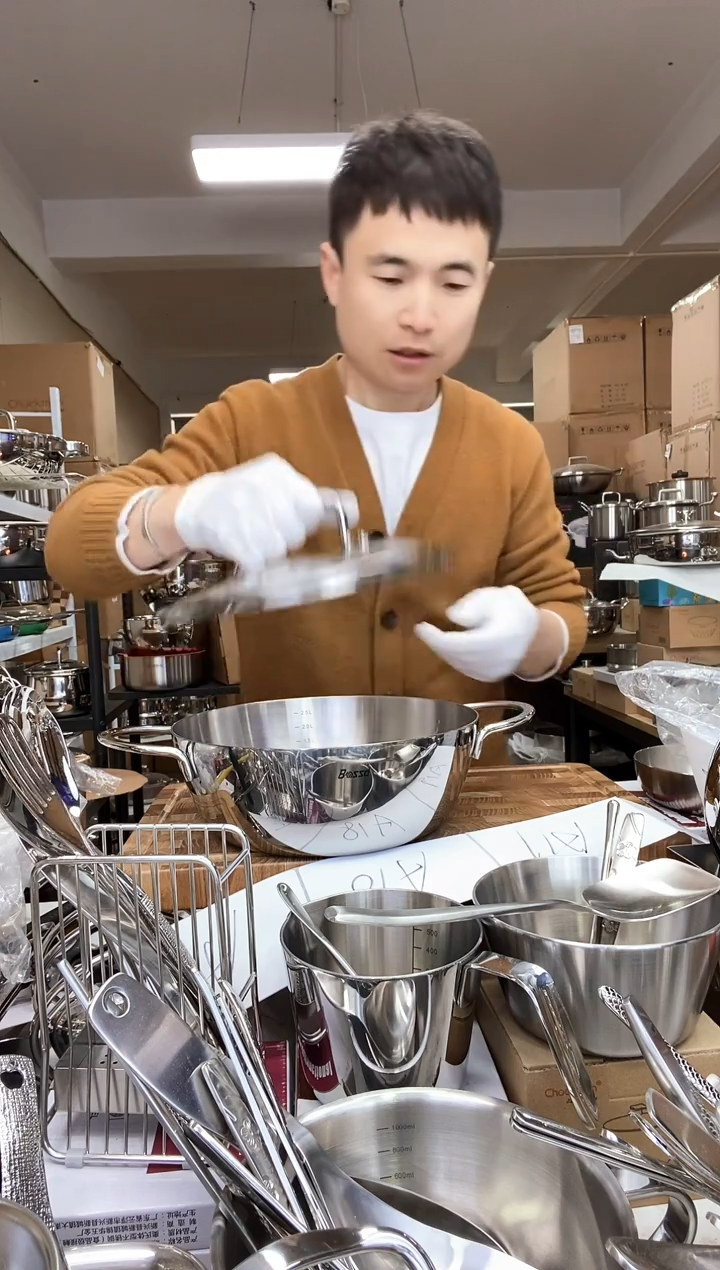 A17 微瑕博士德24cm汤锅  