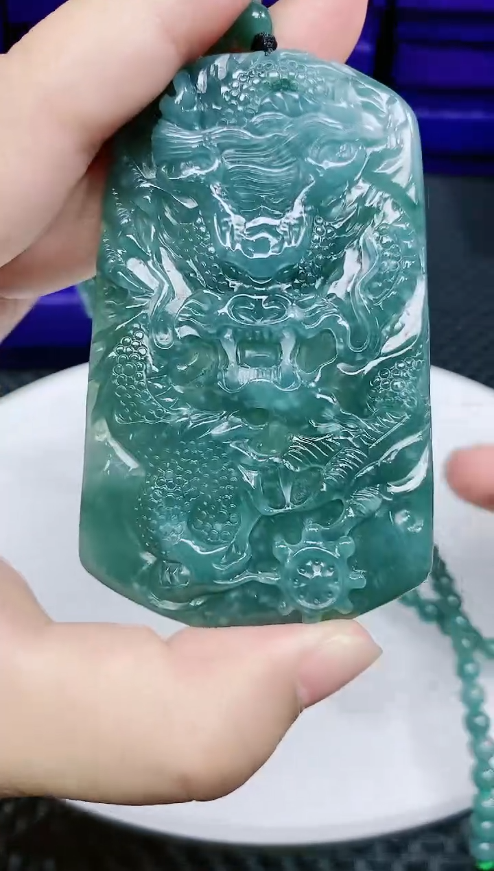 翡翠未镶嵌颈饰            
