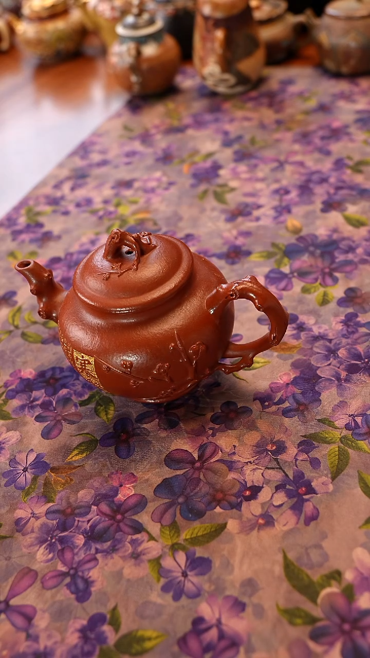 宜兴紫砂大红袍梅报春