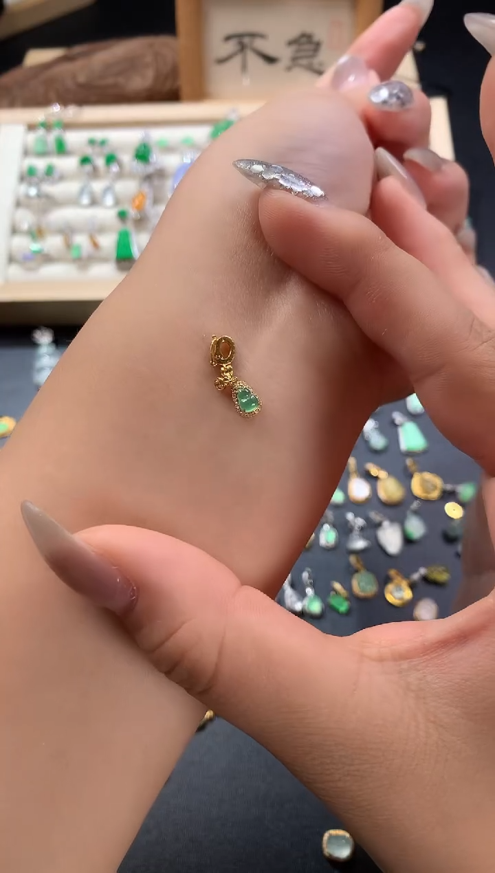 颈饰18K金镶嵌翡翠绿葫芦提溜