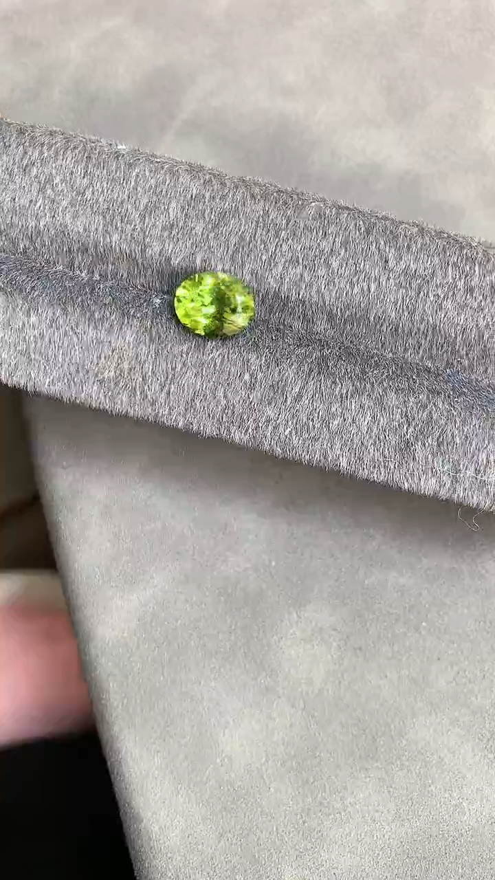 【闪购商品】橄榄石笔搁未镶嵌橄榄石裸石多样性发一颗