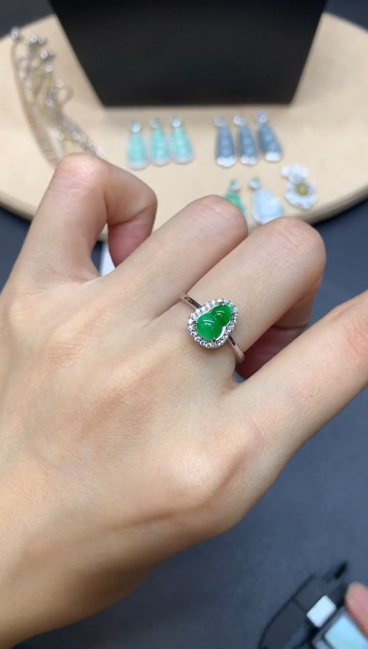 【闪购商品】翡翠戒指银S925镶嵌葫芦【无服务费】