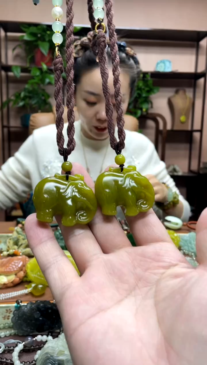 未镶嵌岫玉颈饰多样性发货发其中之一