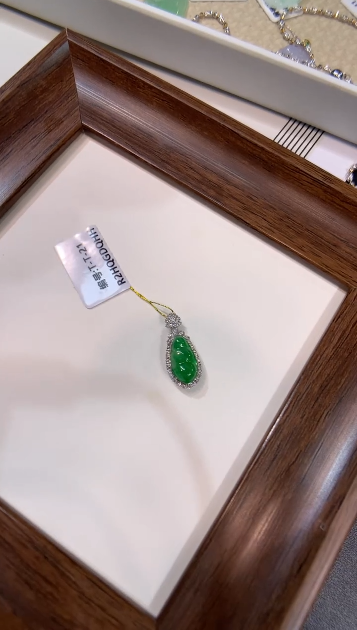 颈饰18K金镶嵌翡翠福豆