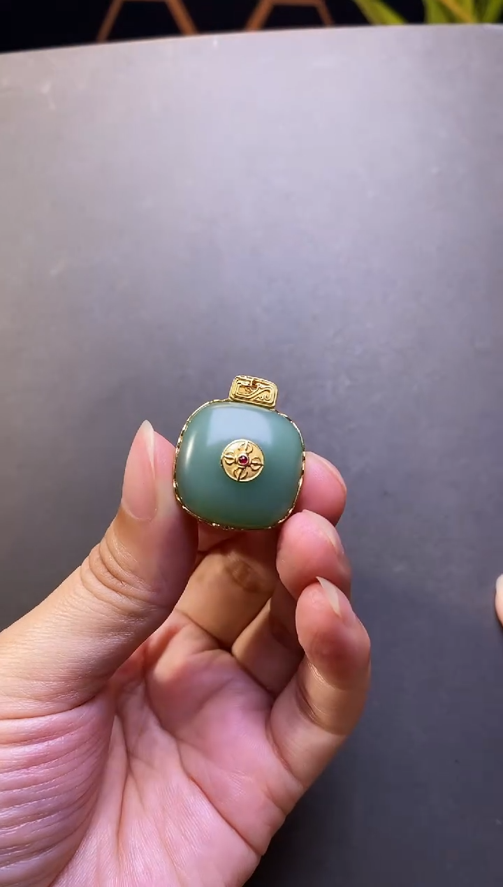 【闪购商品】和田玉（碧玉）颈饰18K金镶嵌粉青方扣