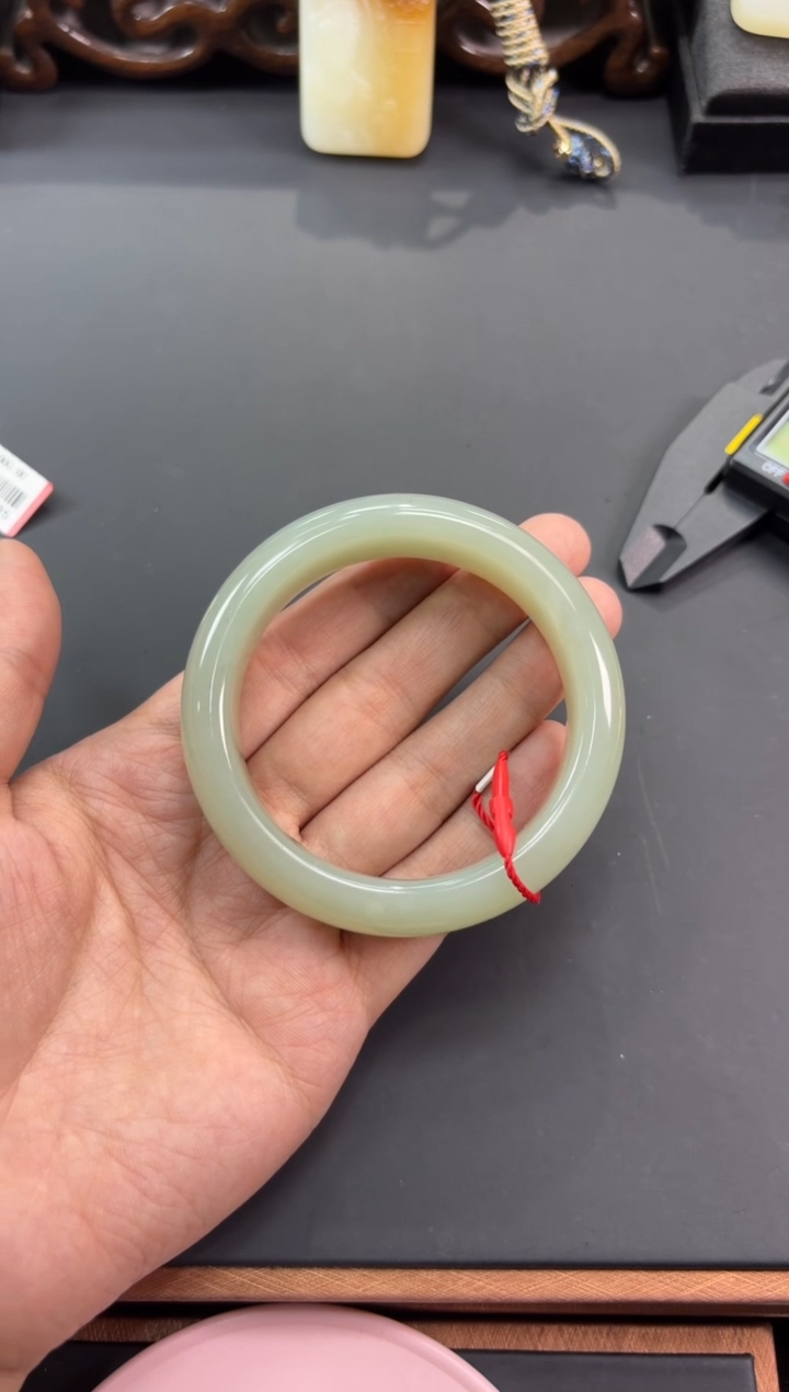 【闪购商品】和田玉手镯未镶嵌且末微色差近矿55+