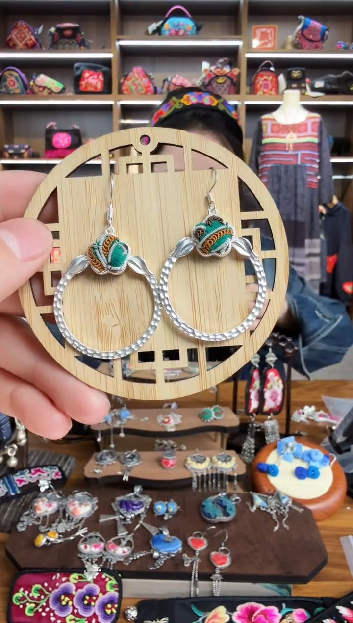 【闪购商品】织绣178蒙阿苏苗绣传承