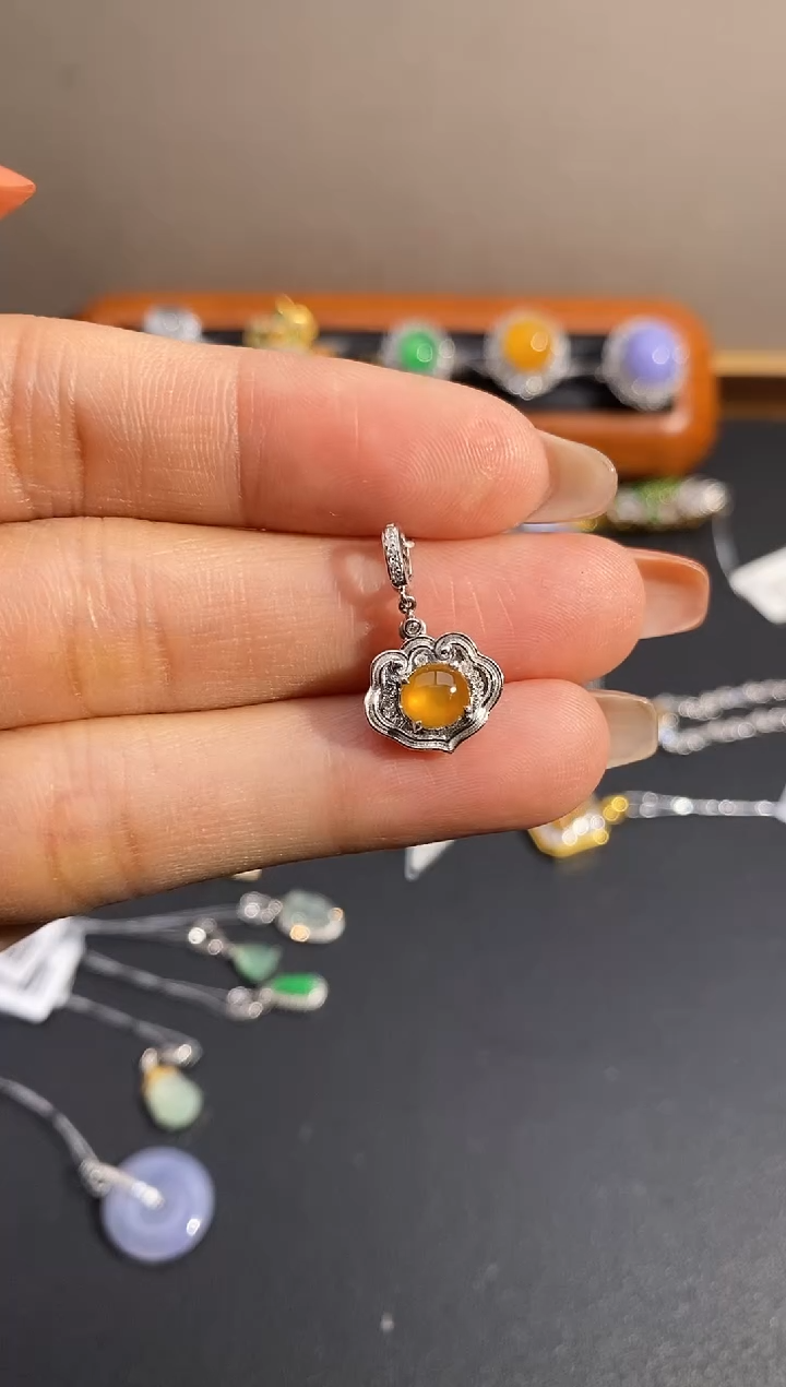 【闪购商品】翡翠颈饰18K金镶嵌吊坠