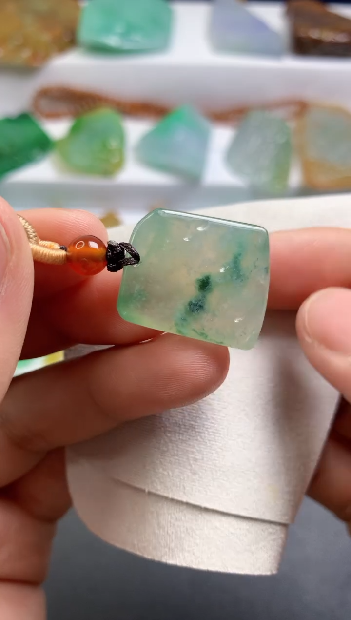 颈饰未镶嵌翡翠  