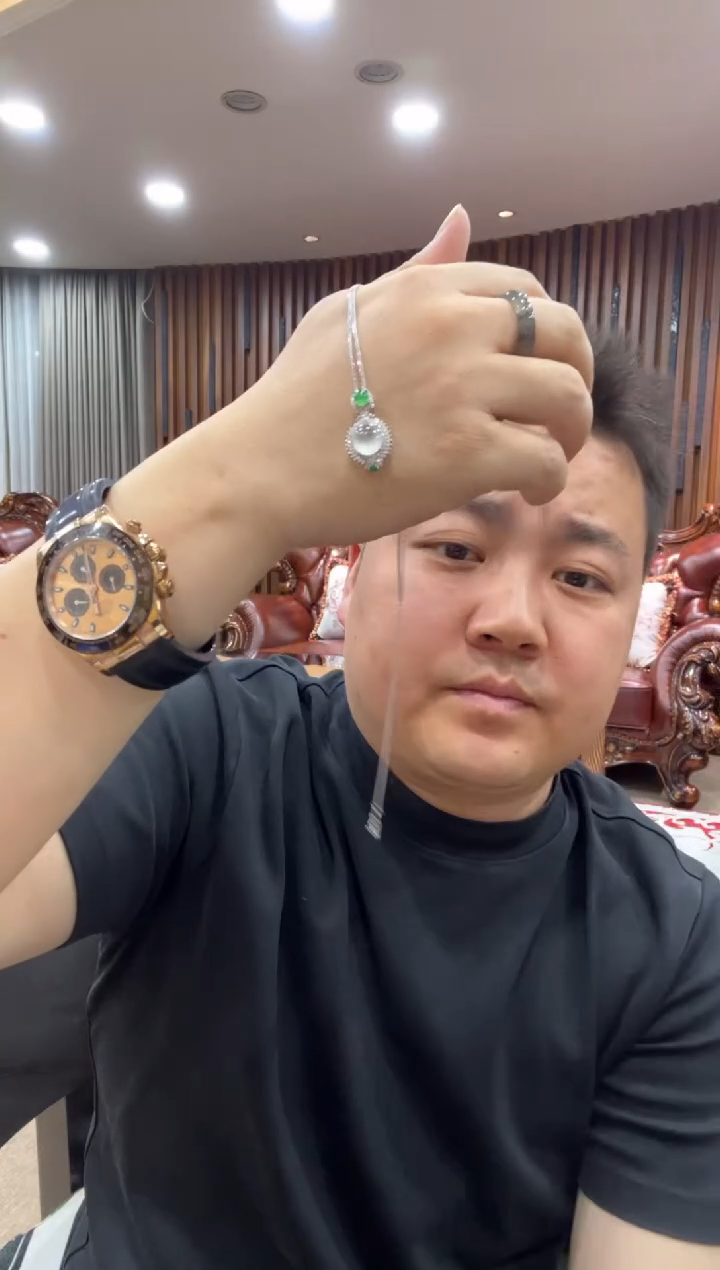 颈饰18K金镶嵌翡翠吊坠