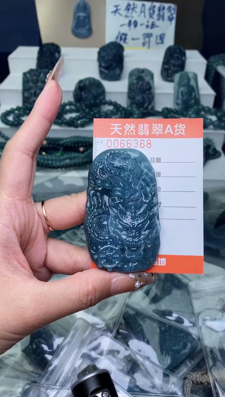 翡翠未镶嵌颈饰··············