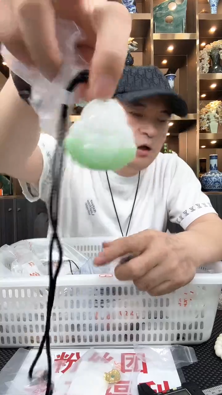 和田玉（糖玉）未镶嵌珠宝奇石吊坠
