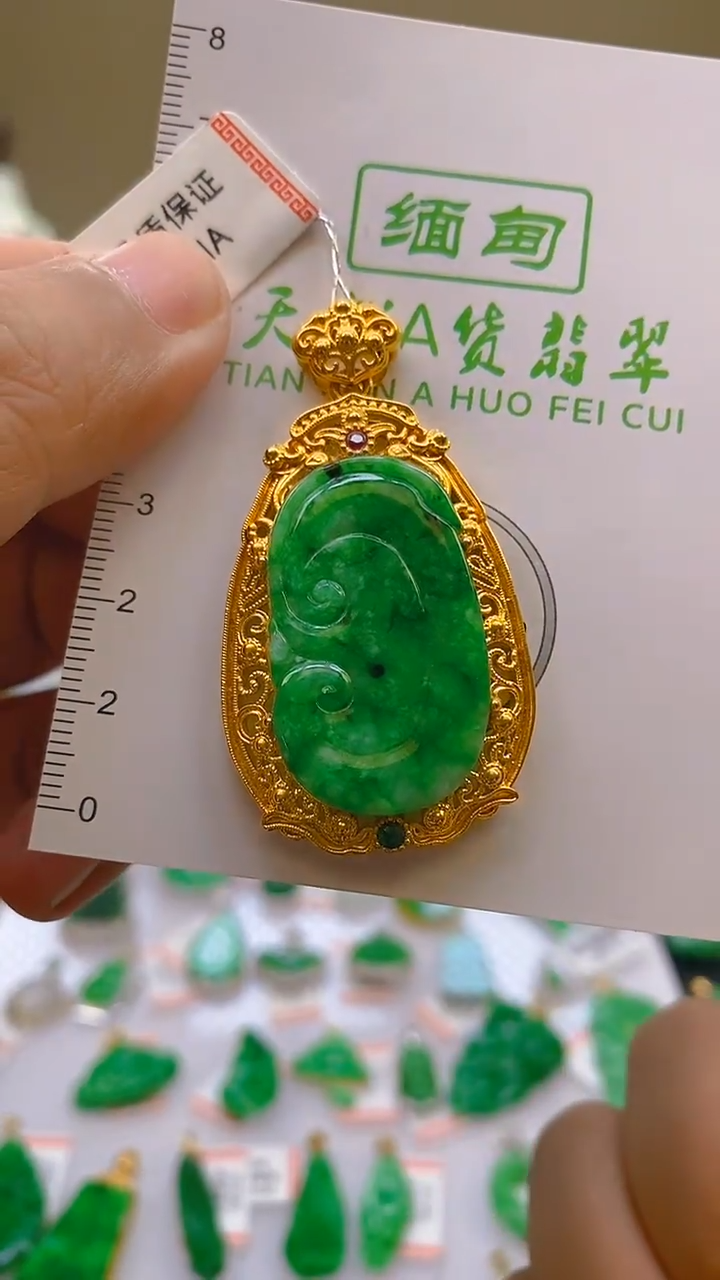 翡翠18K金镶嵌颈饰天然翡翠A货，支持复检