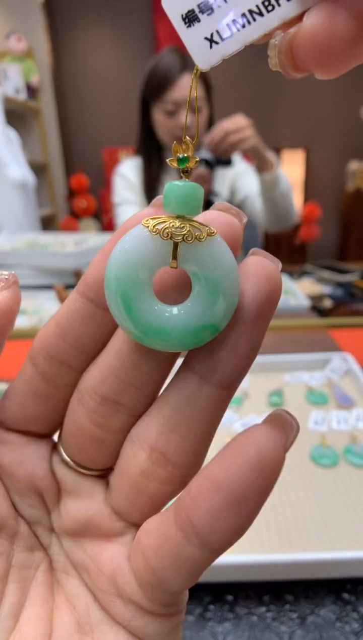 【闪购商品】翡翠颈饰18K金镶嵌甜甜圈