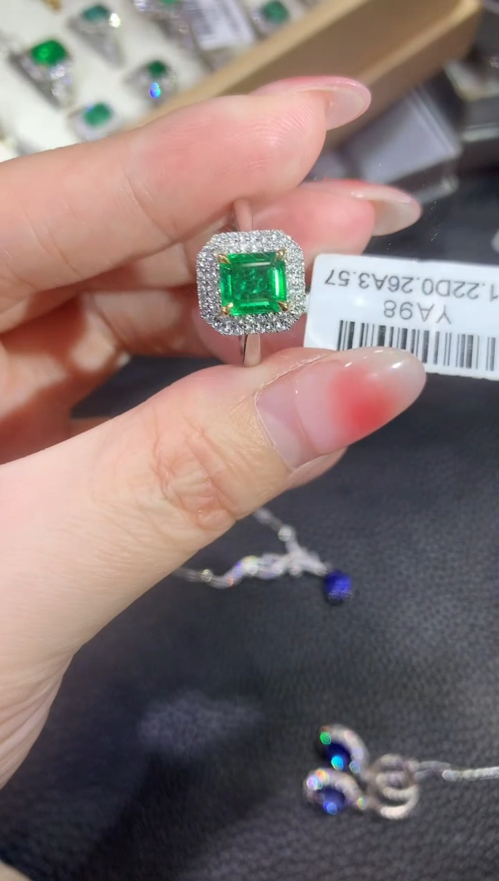 【闪购商品】祖母绿戒指18K金镶嵌W68 