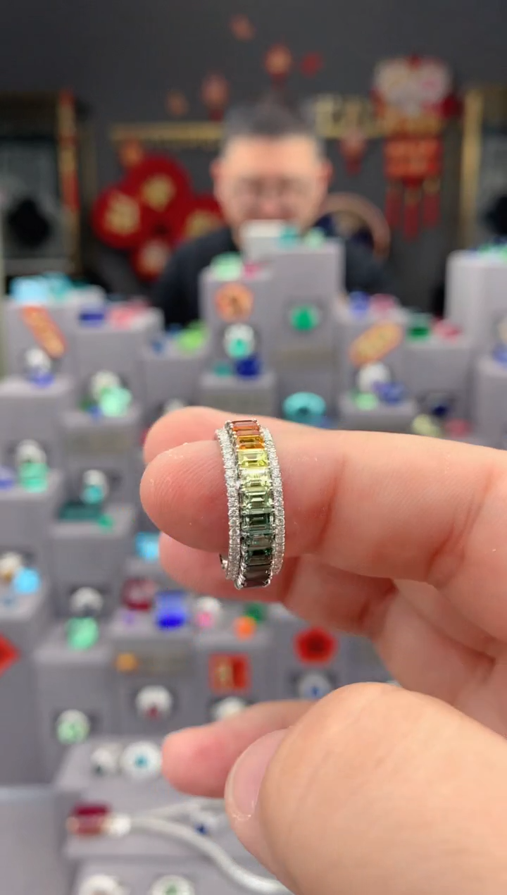 【闪购商品】蓝宝石戒指18K金镶嵌3.9ct彩色蓝宝石排戒