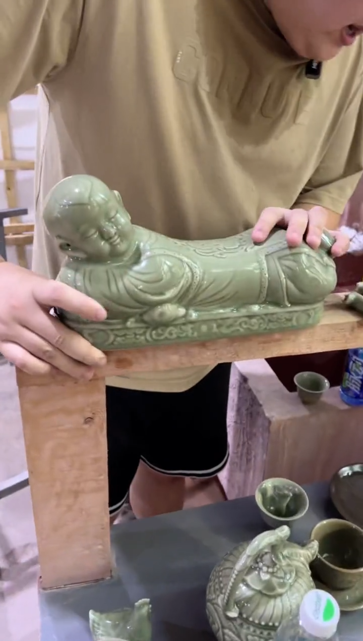 耀州窑青瓷娃娃枕头