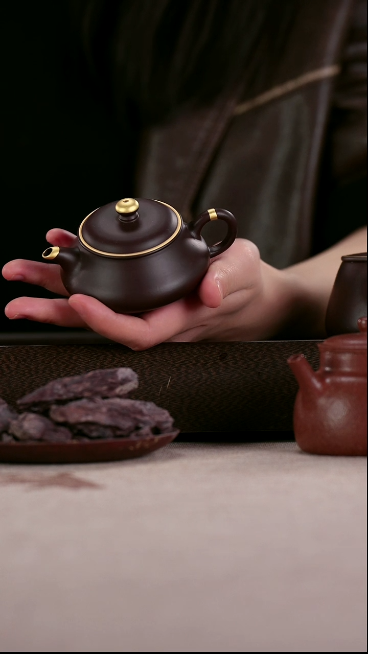 茶壶紫砂四号井茄皮紫泥描金小明炉