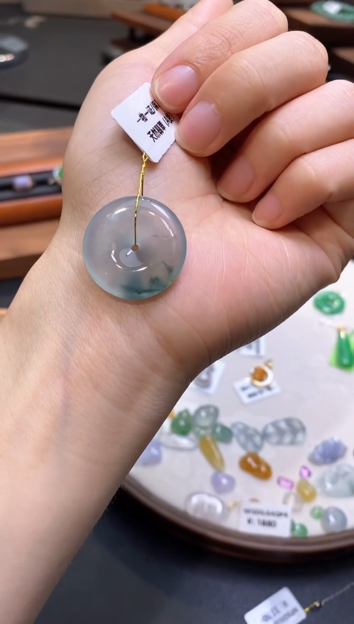 翡翠未镶嵌颈饰平安扣