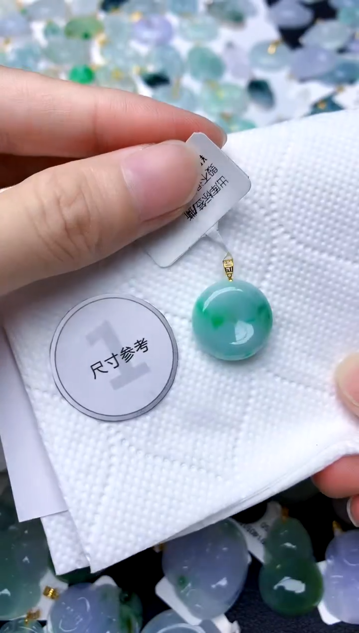 颈饰18K金镶嵌翡翠天然A货翡翠