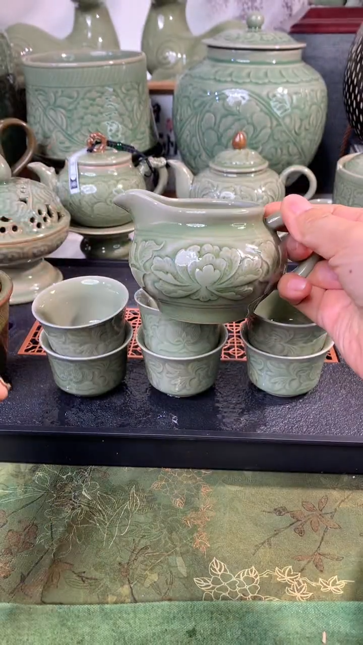 瓶*盖耀州窑青瓷内外花纹牡丹杯6只加公道杯一只