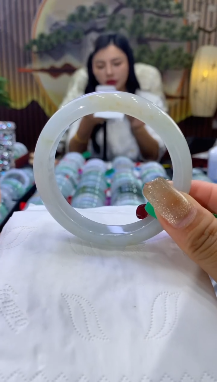 【闪购商品】翡翠手镯未镶嵌多人09849