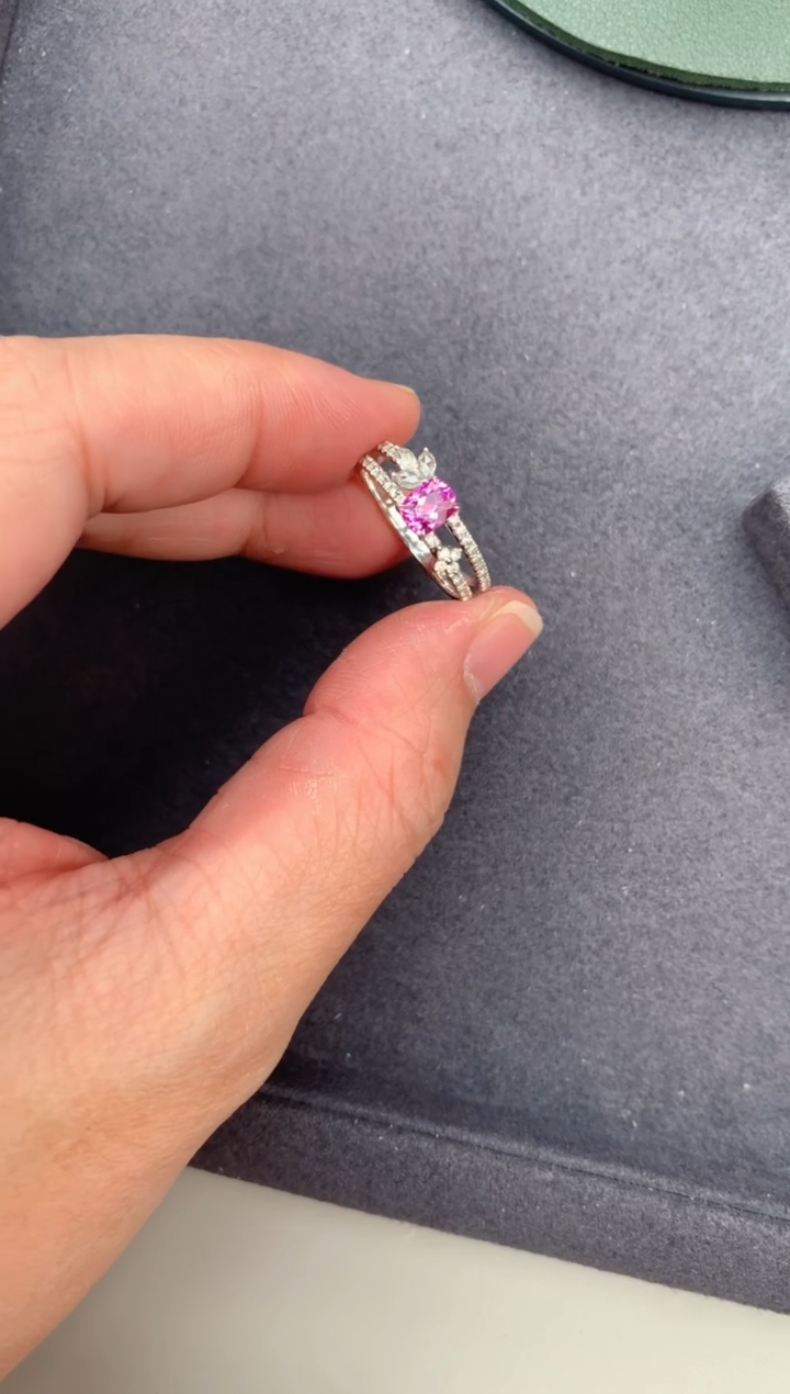 【闪购商品】彩色蓝宝石戒指18K金镶嵌57分无烧粉蓝宝戒指