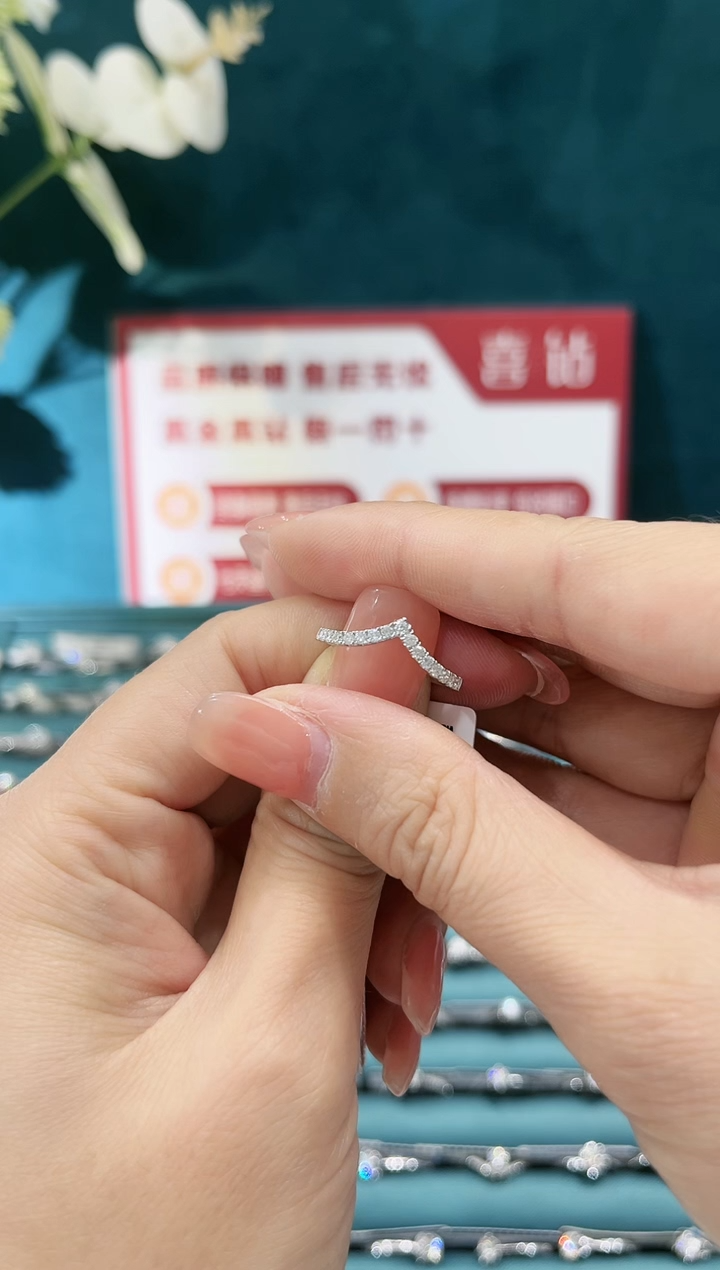 戒托18K金镶嵌钻石24分（v排）15圈