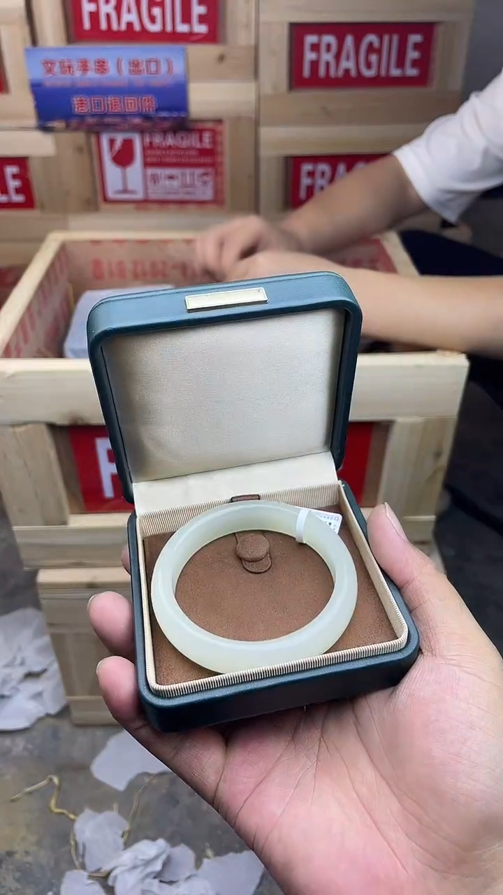 高端 精品手镯（带礼盒证书）
