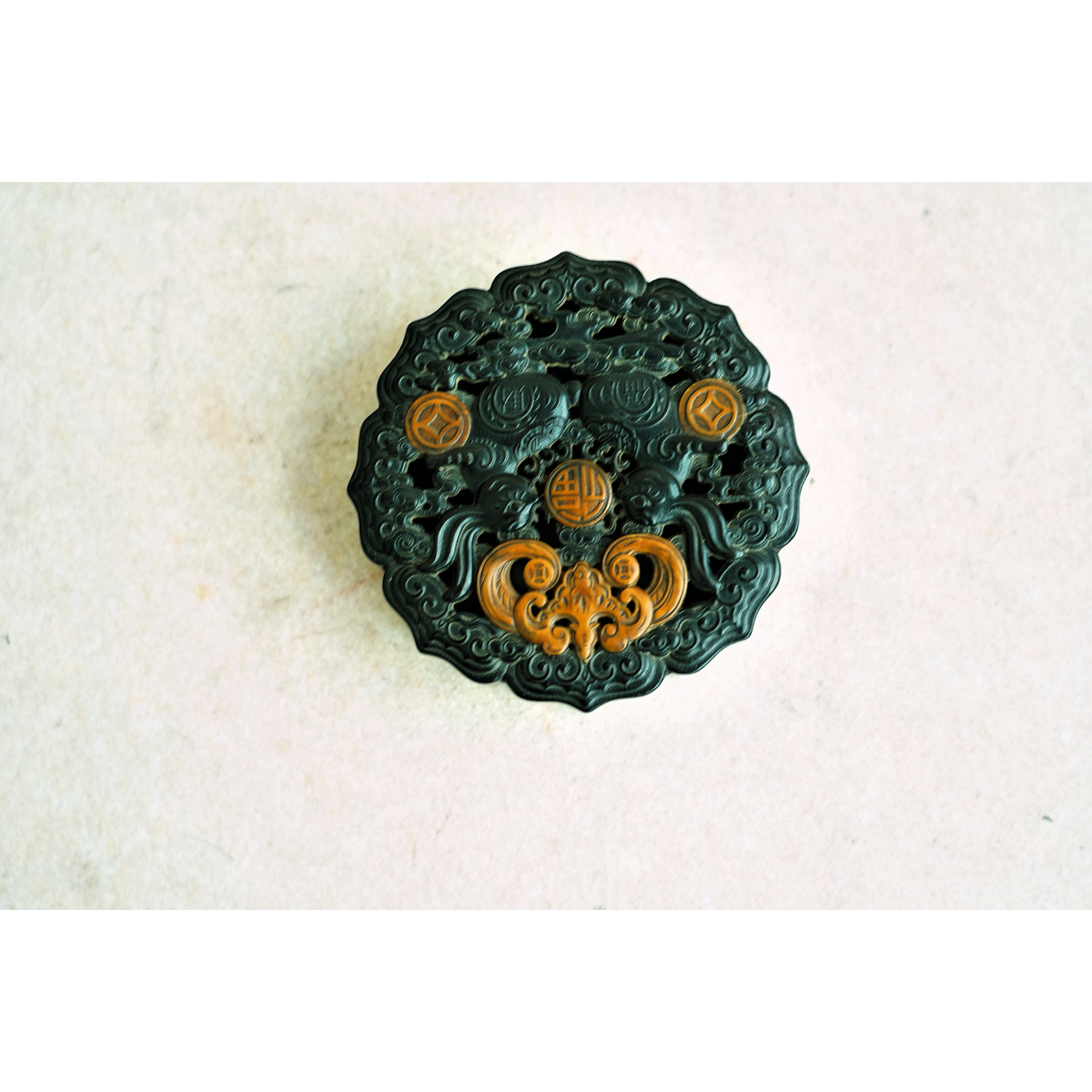 文华开物第137期拍品 6 清 紫檀木嵌黄杨木蝙蝠纹盖盒