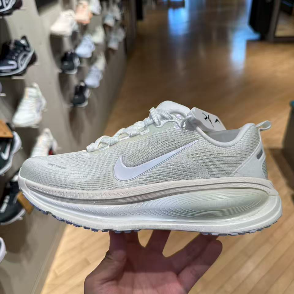 NIKE VOMERO 18 ESS耐克女款超级迈柔训练跑步鞋IO9915-100