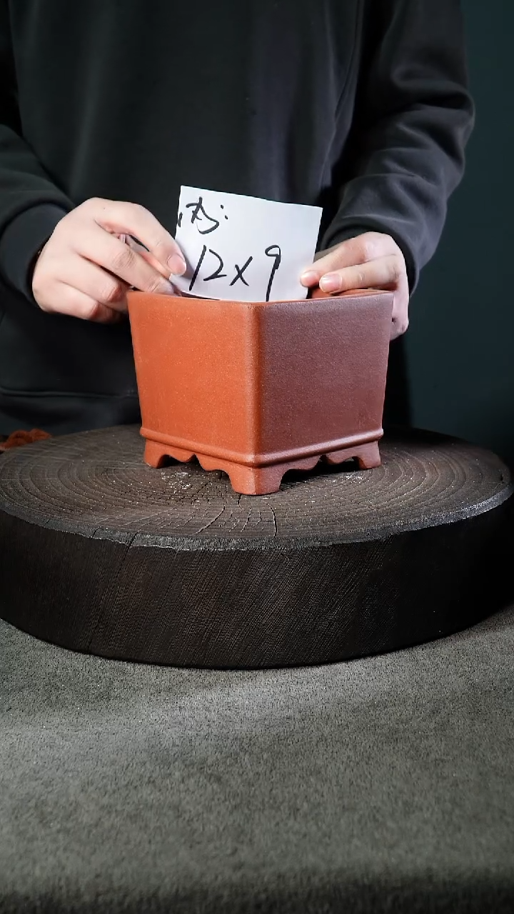 A宜兴紫砂小花盆