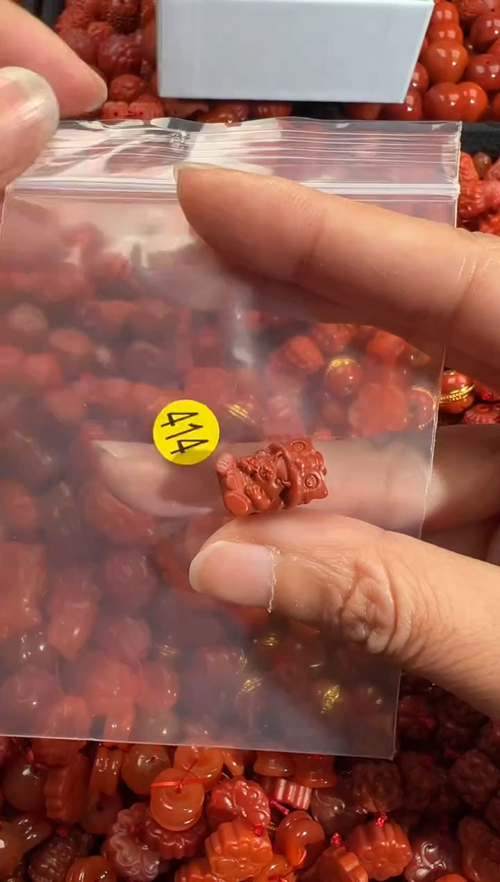 南红玛瑙未镶嵌颈饰1