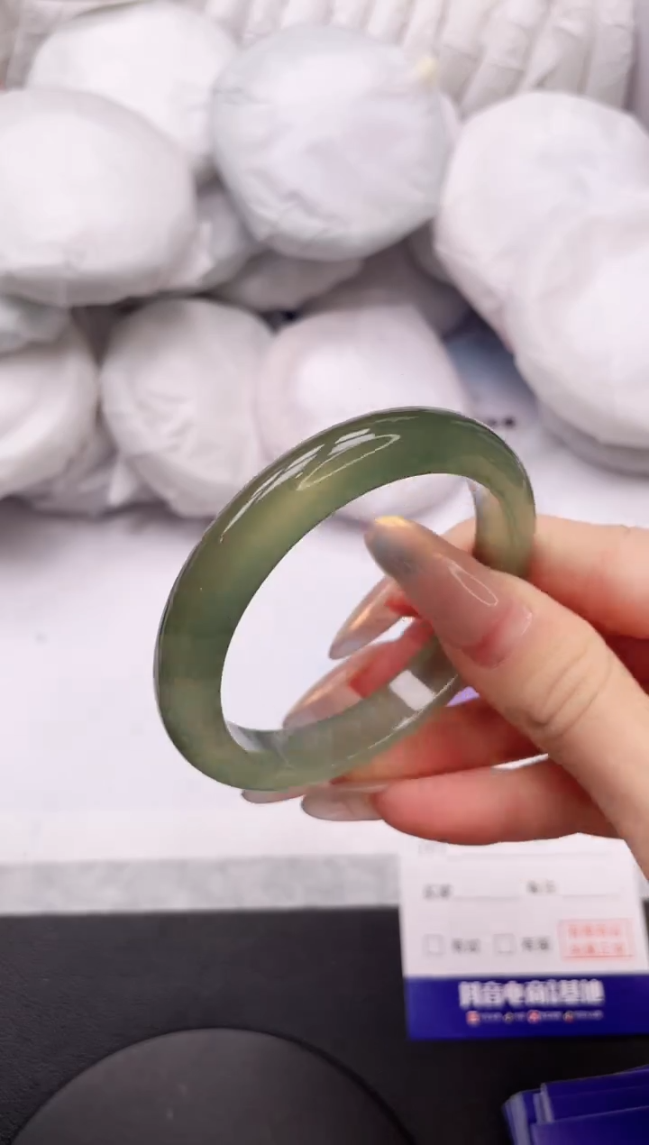 【闪购商品】石英质玉手镯未镶嵌16K313-52