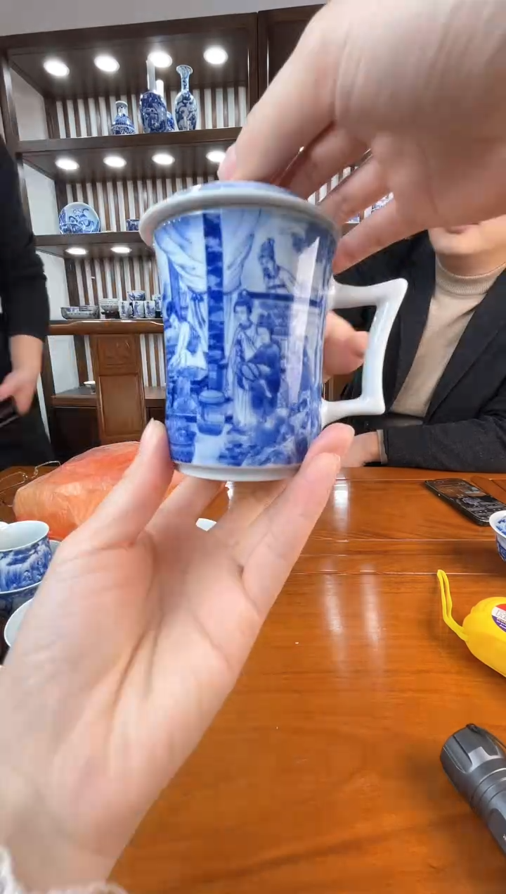 【闪购商品】029函夏非遗朱剑辉青花人物偷窥图办公杯