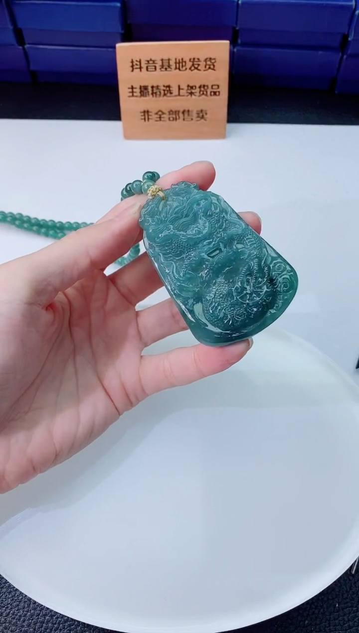翡翠未镶嵌颈饰   `