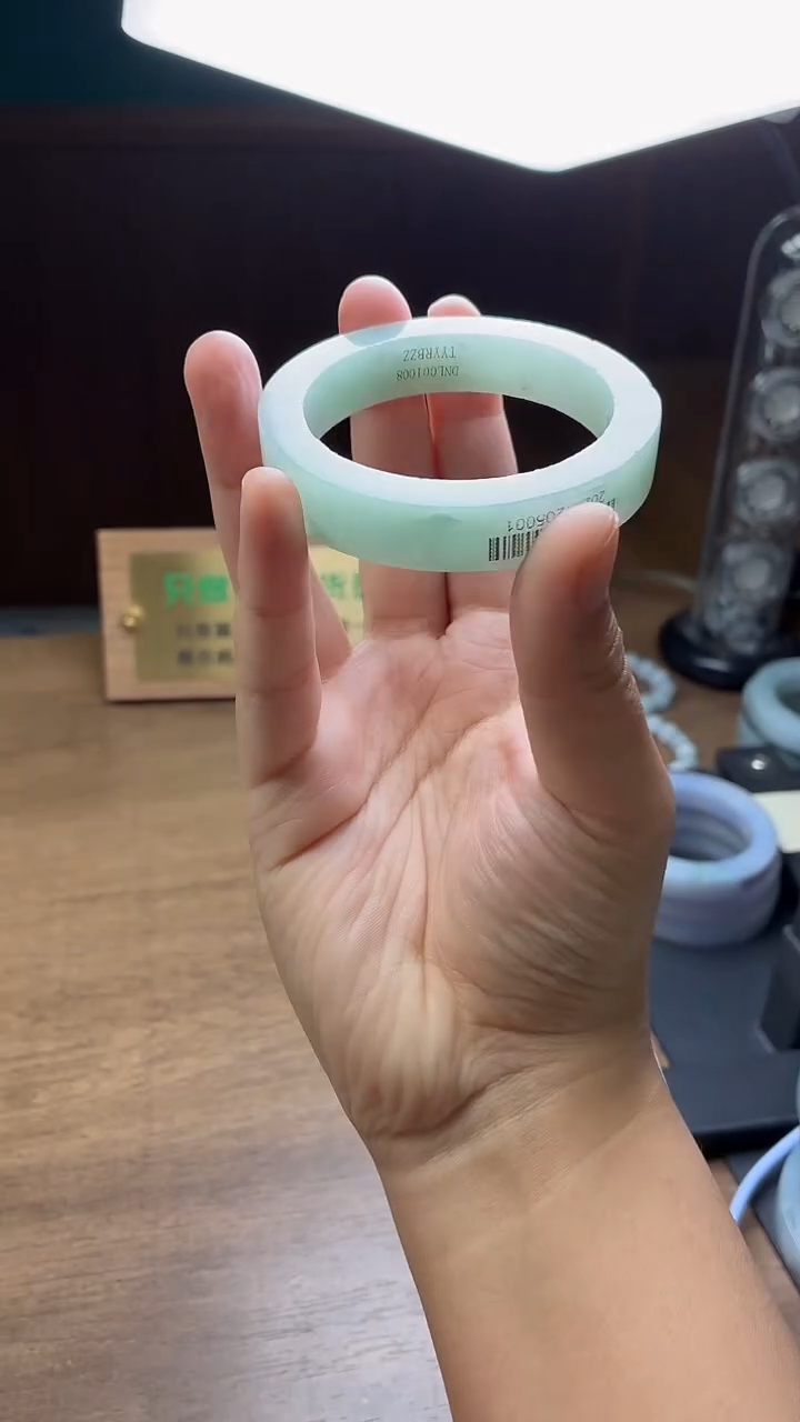 未镶嵌手镯定制翡翠牵****步定制
