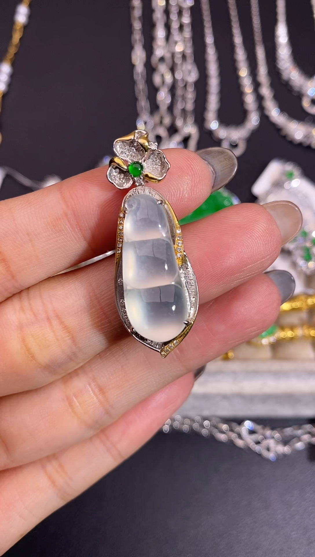 颈饰18K金镶嵌翡翠吊坠