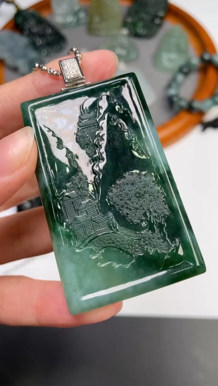 18K金镶嵌挂件翡翠1    多人