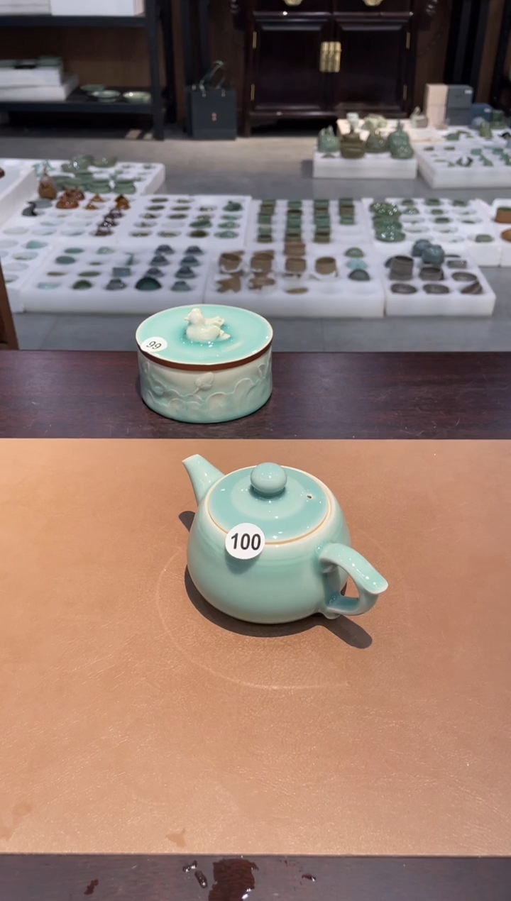 100窑承青瓷弦纹玉壶