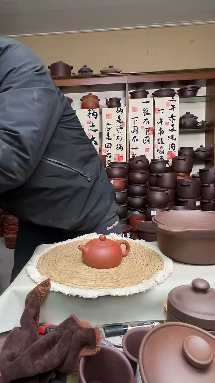 宜兴紫砂微瑕半月壶