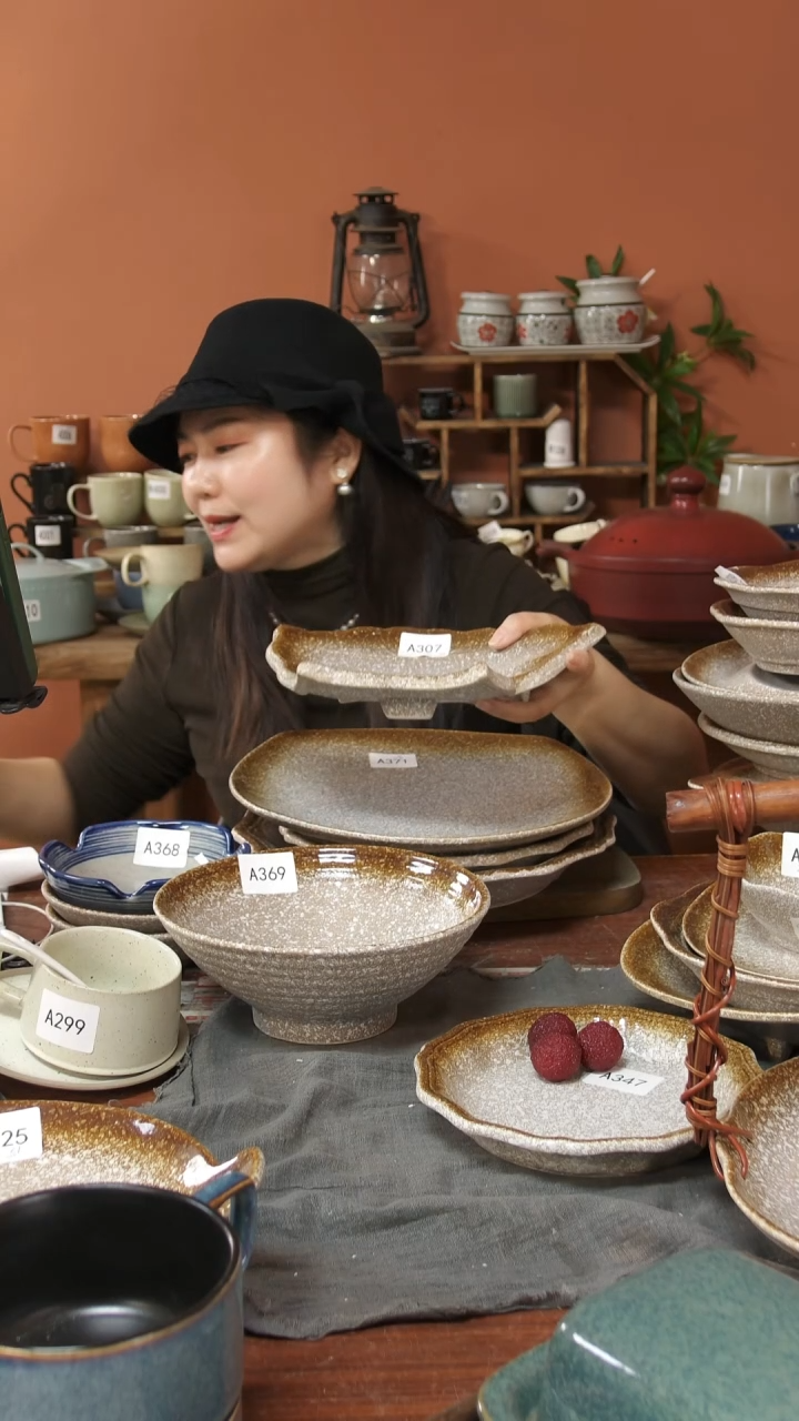 陶瓷A307 一个陶瓷粗陶三足异形盘可能微瑕