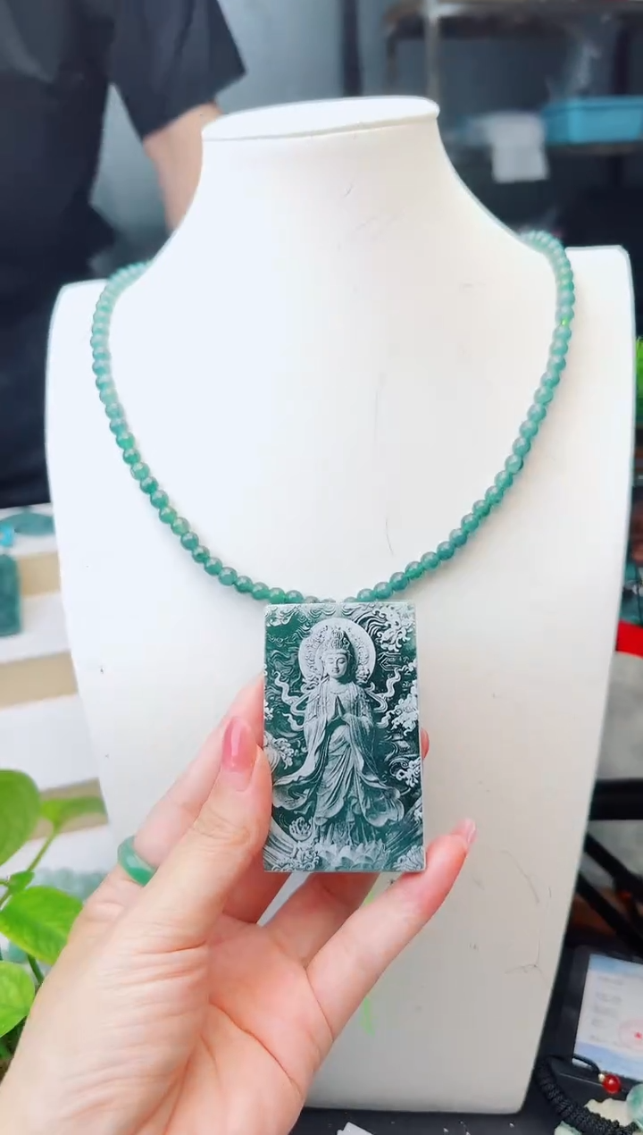 翡翠未镶嵌颈饰多样性发货其中一件