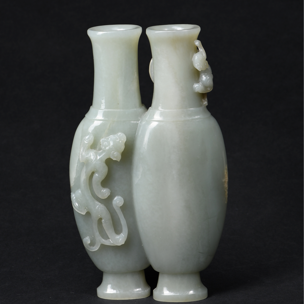 38 清中期  玉雕螭龙纹双联瓶