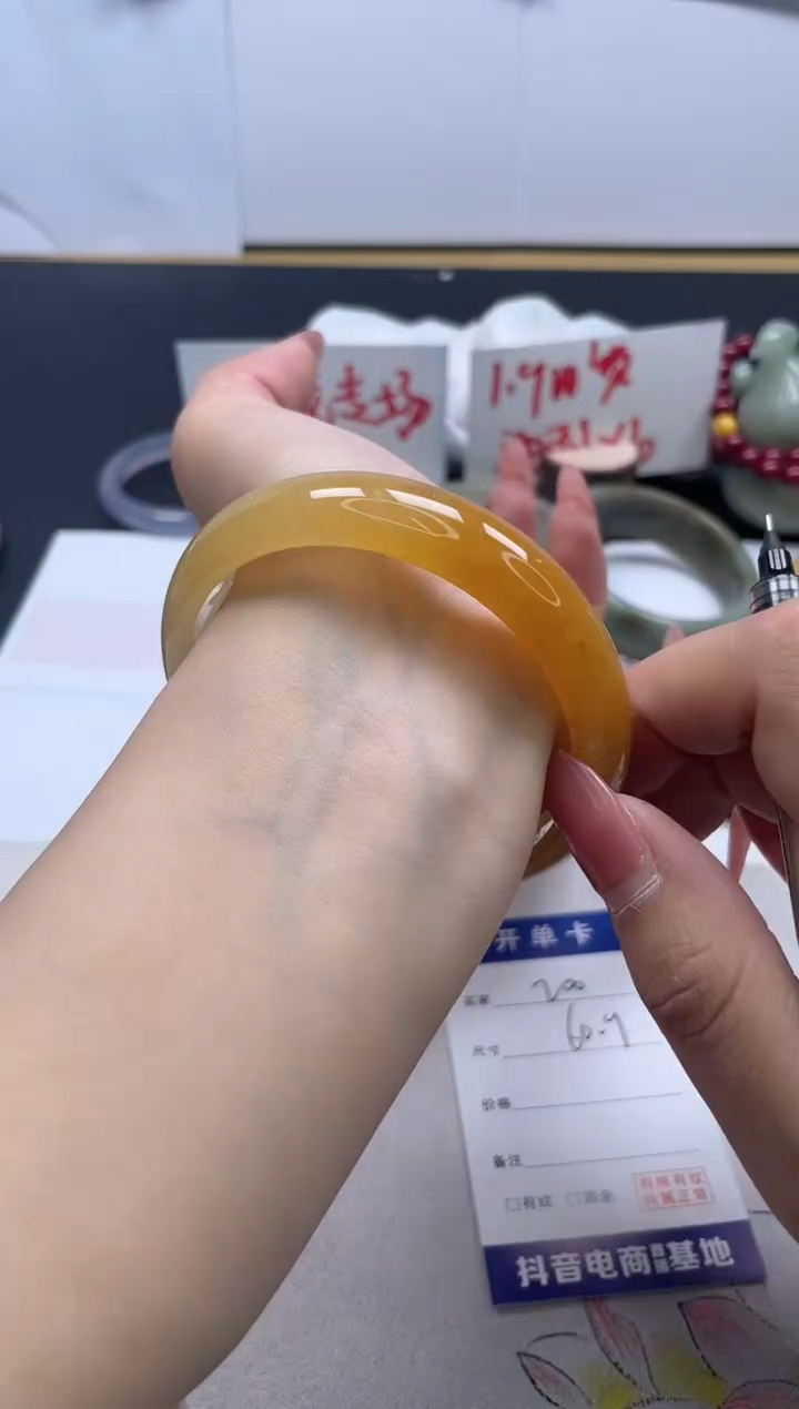 【闪购商品】石英质玉手镯未镶嵌200/60.9