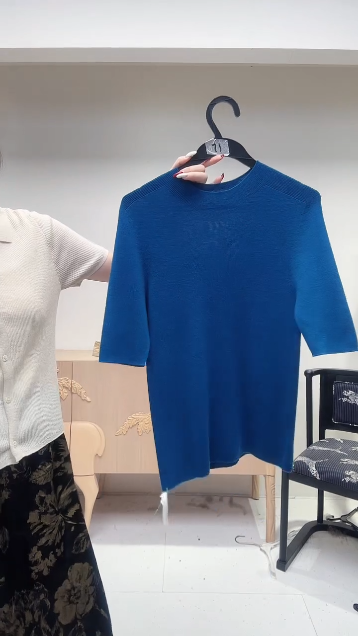 宝石蓝色一体羊毛衫