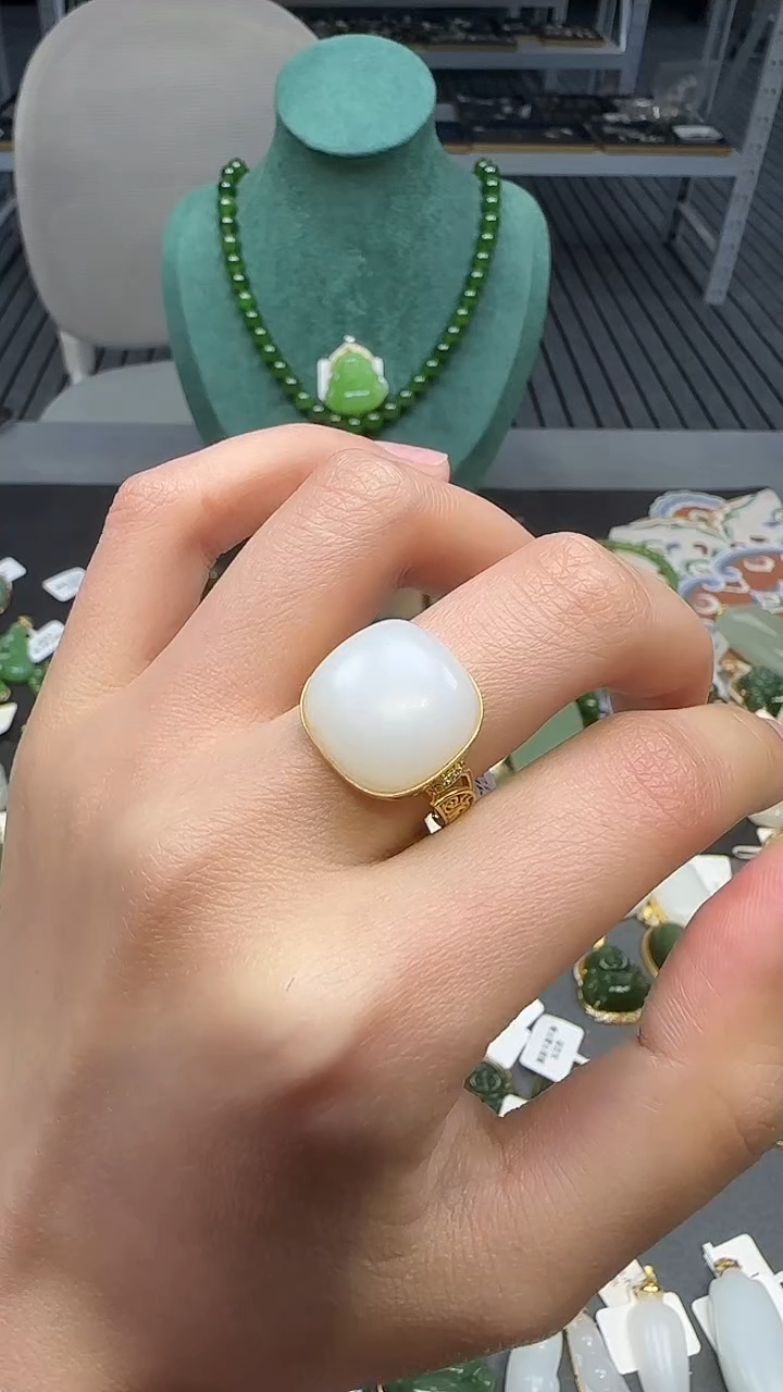 18K金镶嵌戒指和田玉1