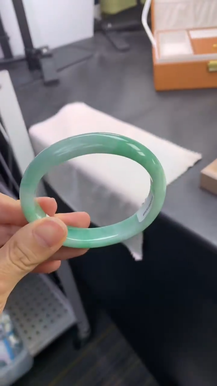 未镶嵌手镯（贵妃镯）翡翠退货需手镯吊牌标签完好