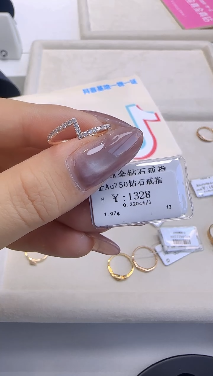 【闪购商品】钻石戒指/指环18K金镶嵌119900